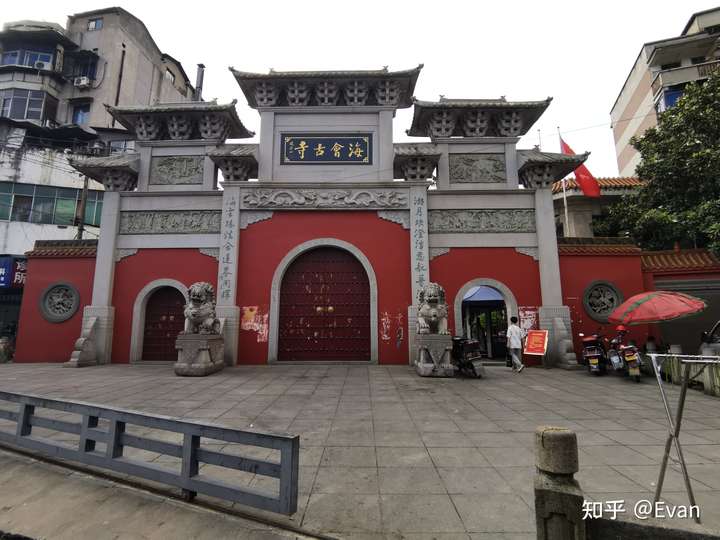 照片是湖南省湘潭市市区海会寺的关羽像