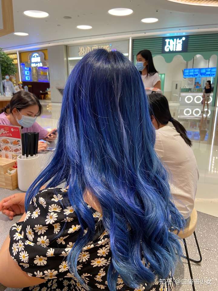 染蓝色头发是什么体验