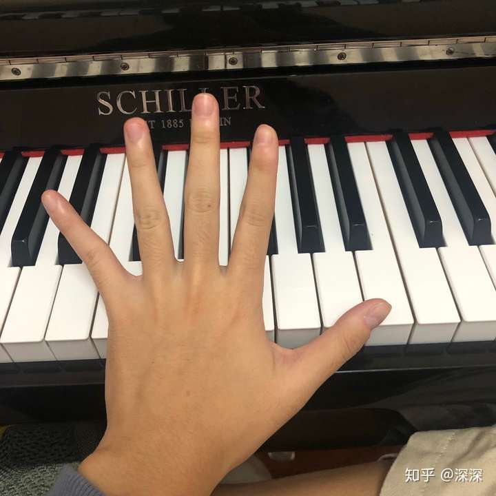从小弹钢琴的手有多难看?