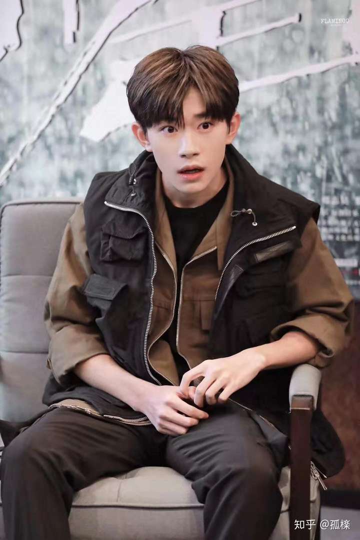 易烊千玺这种三七分刘海需要烫吗烫的话怎么烫