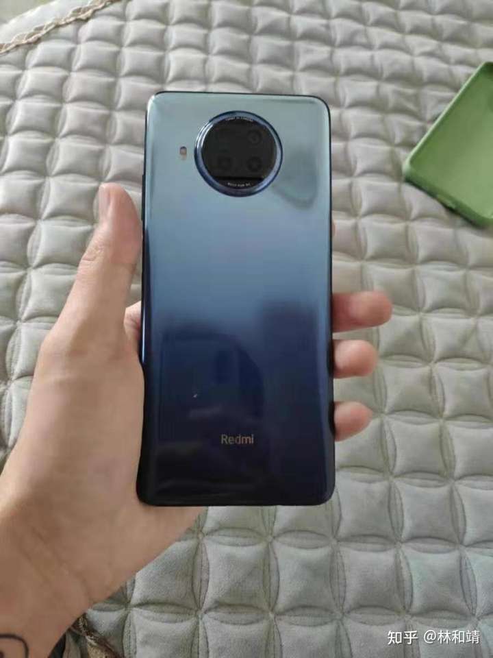 我个人入手的是红米note9pro 颜色我强烈推荐碧海星辰,不过官方图有