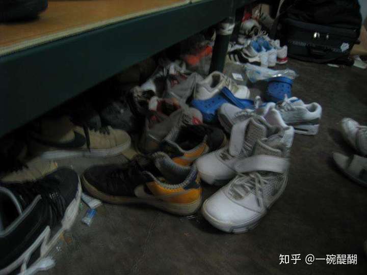 鞋架需要准备一个放在宿舍门口,很多男人宿舍一进门口,鞋
