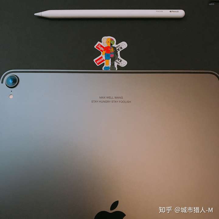 (上面一行刻了英文名 附上和 apple pencil 的合影