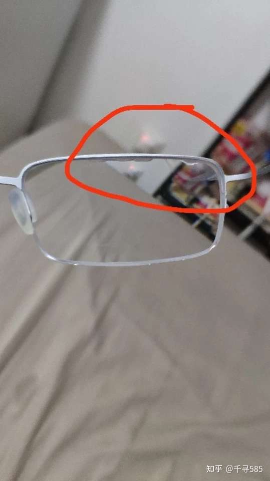 眼镜片出现这种裂痕,请问是因为什么原因 知乎