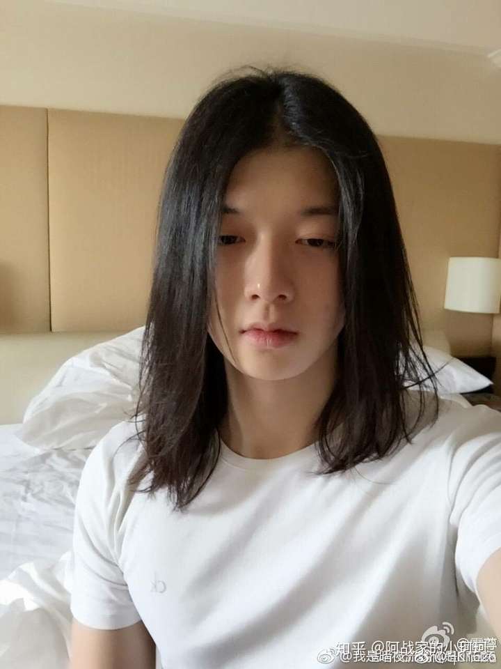 我看到这个话题的第一反应是霍尊,第一次见男生留长发可以这么好看.