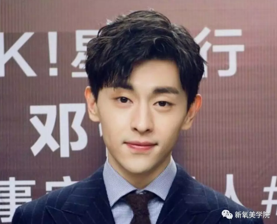 而作为男主的邓伦眼睛就很小,差不多只有迪丽热巴的四分之一那么大