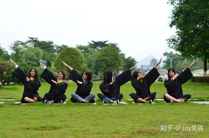 和宿舍的人一起拍照什么姿势好呢女生