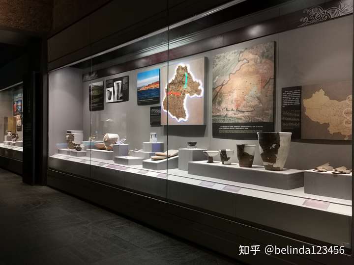 为什么天津博物馆展出的很多古老陶器总有大块部分都是白色的?