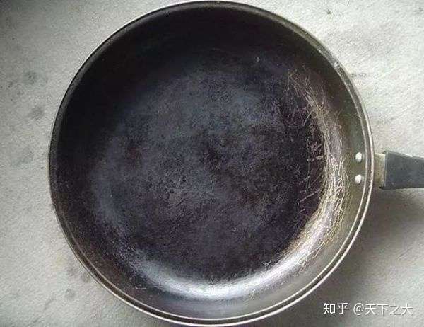 不粘锅干烧很久,锅里塑料都融化了还能用吗?