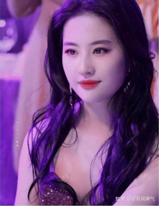 刘亦菲白皙的皮肤配上蓝紫色