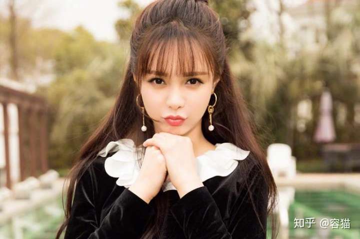 沈梦辰# 是成员里年纪较小的,嘟嘴卖萌卖萌尽显可爱,一点都不像30 的