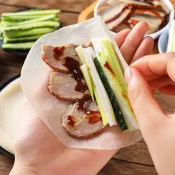 热门小吃项目推荐入秋养膘季来一份咸香浓郁的烤鸭卷饼吧