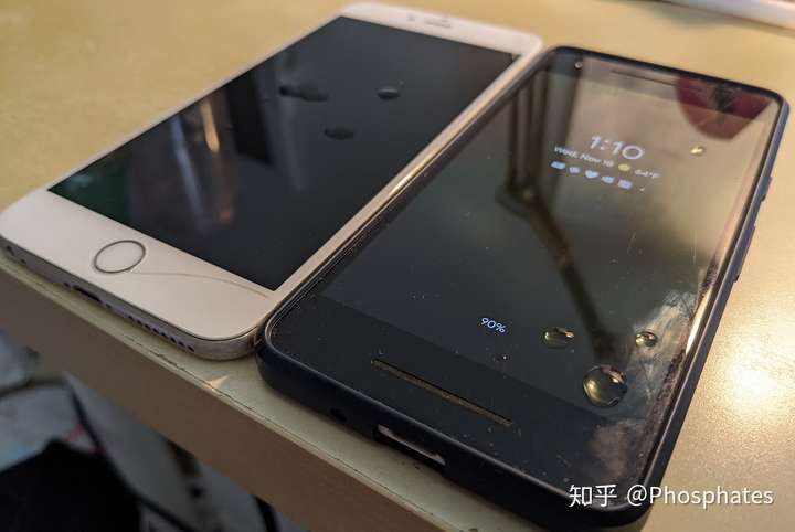 水在涂层已经磨损的手机屏幕表面铺开(左)而在未磨损的手机屏幕表面