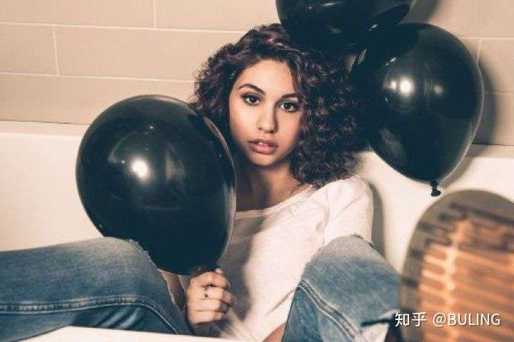 推荐一个冷门歌手 alessia cara 来自加拿大的铁肺才女 超可爱和有