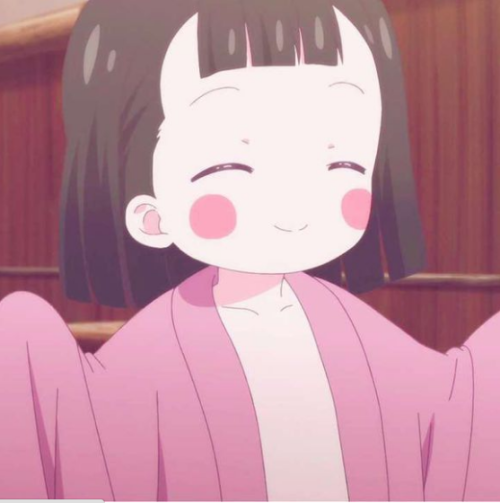请问有人知道这个可爱的小女孩招手的头像出自哪个动漫吗?