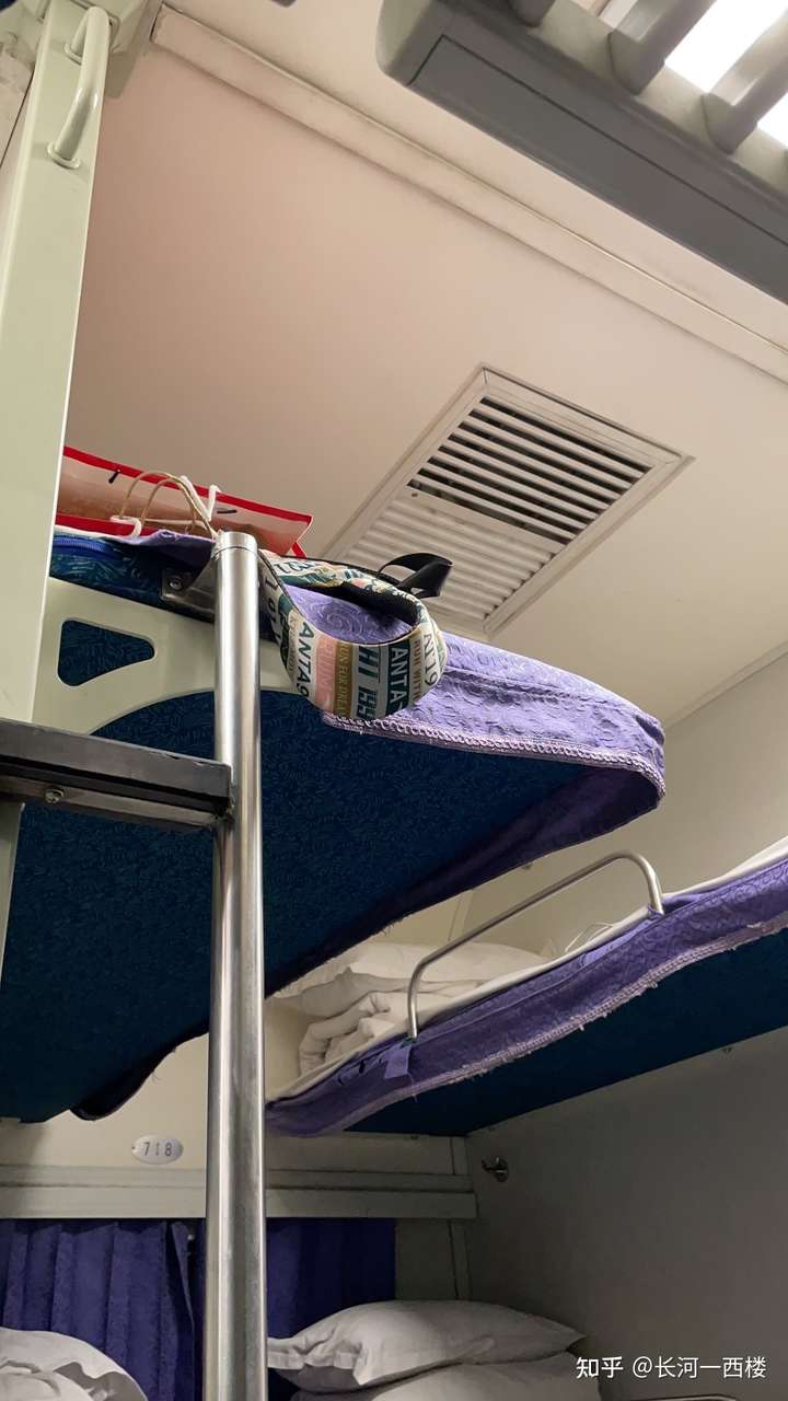 睡在火车硬卧上铺是一种怎样的体验?