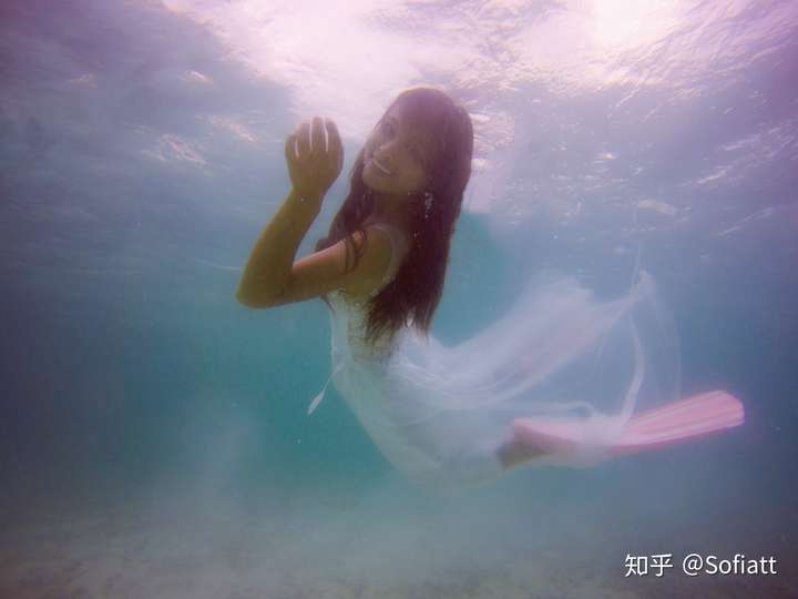 必须是轻婚纱否则长长的婚纱在水里搅在一起没法踩水你就等着溺水