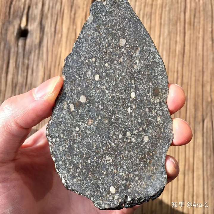 这个是一个陨石的切片,ll3类,ll的含义是低铁低金属,3型是最原始形态