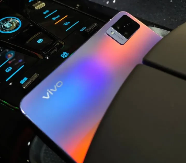 这次vivo s9这个背面的颜色工艺非常赞,9种颜色融合在一起,既时尚又