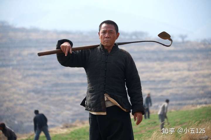 电视剧《老农民》有个桥段,陈宝国饰演的角色带领大伙去城里偷粪去了