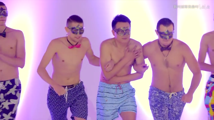 光明与黑暗的佟大为戴上面罩后的对比 遭遇平家boy男娼♂起义时的