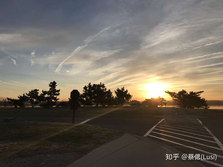 几点无所谓,关键是迎着 日出 跑很让我振奋~天空从暗黑到光明,太阳从