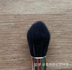 一把扁头眼影刷拍上去轻轻晕染主色眉及骨边缘让眼影更加自然.