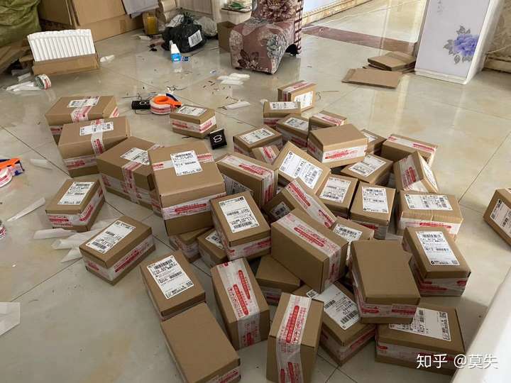 每天,这个房间就是我的战场,配货,打包,发货,过得很充实,也一直在