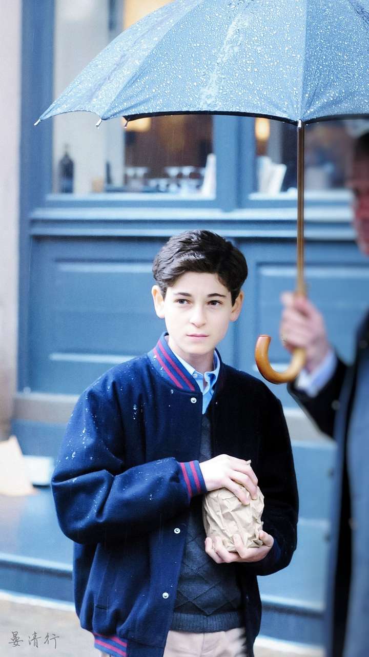 苦笑ing〕 他叫david mazouz(大卫·马佐兹),外号呆v(音译),小少爷