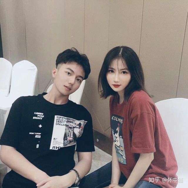 真是喝high皮了,几瓶酒就上头了,我过去切蛋糕,他居然邀请我跟他合照!