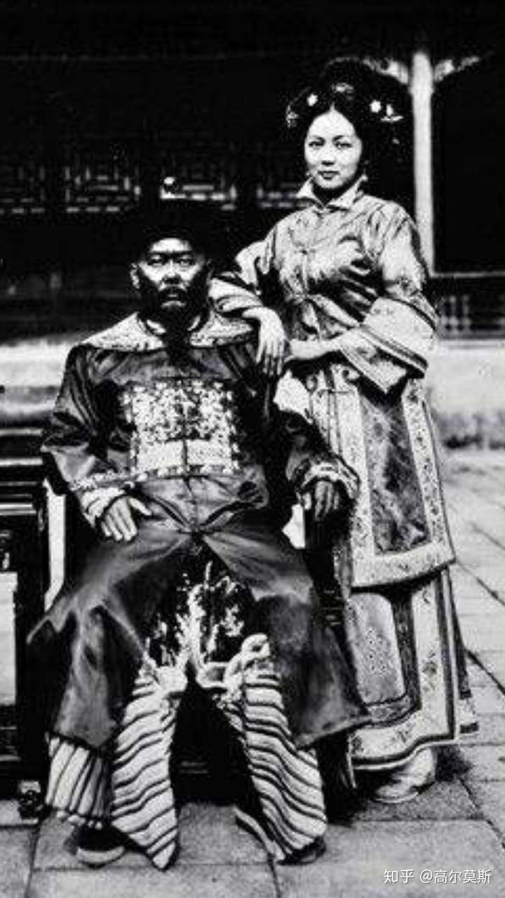 为什么照片里的清朝宫廷人物不论服饰还是饰品 看起来