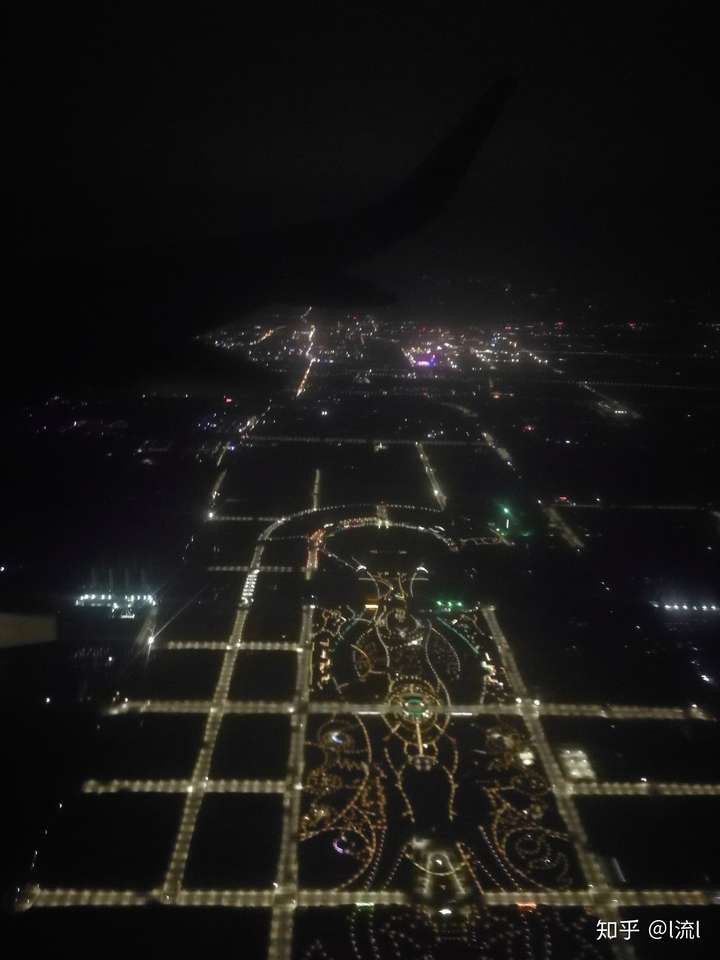 郑州新郑机场,由于是晚上,拍不到云层和机翼之类的,只能在飞机刚起飞