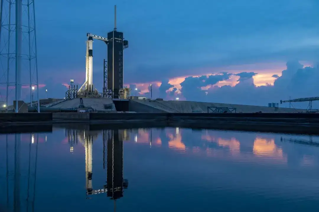 SpaceX首次载人火箭发射成功！