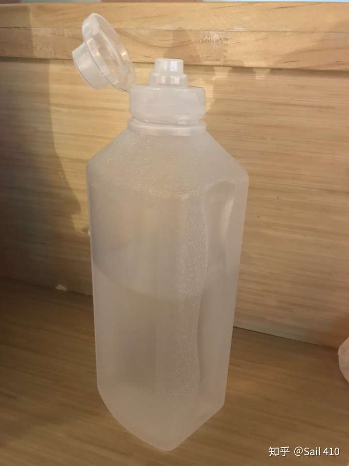 为什么很少有饮料采用农夫山泉矿泉水的瓶口设计