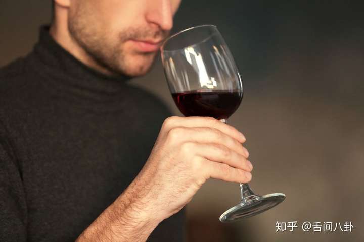 为什么喝红酒要用大的杯子