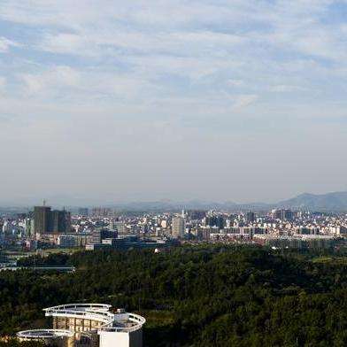 红安县,隶属于湖北黄冈,地处湖北省东北部大别山南麓,东邻黄冈麻城,西