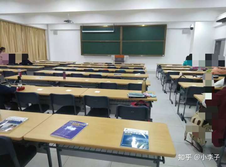 如何看待清华大学某课程 9:50 上课,八点前教室前三排已被书本占满?