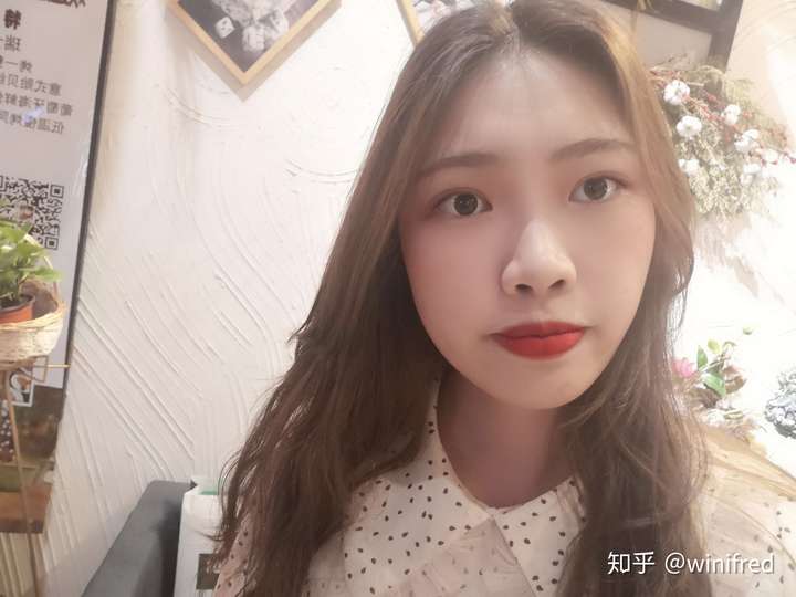嘴凸,厚嘴唇,塌鼻梁,侧脸真的超级丑,出去玩啥的,有那种逆光的地方