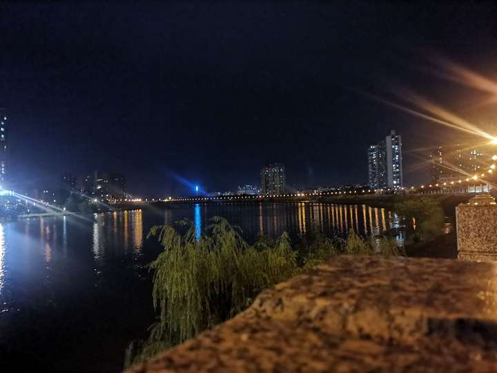 你好,陌生人,可以分享你手机里面的最美夜景图片吗?