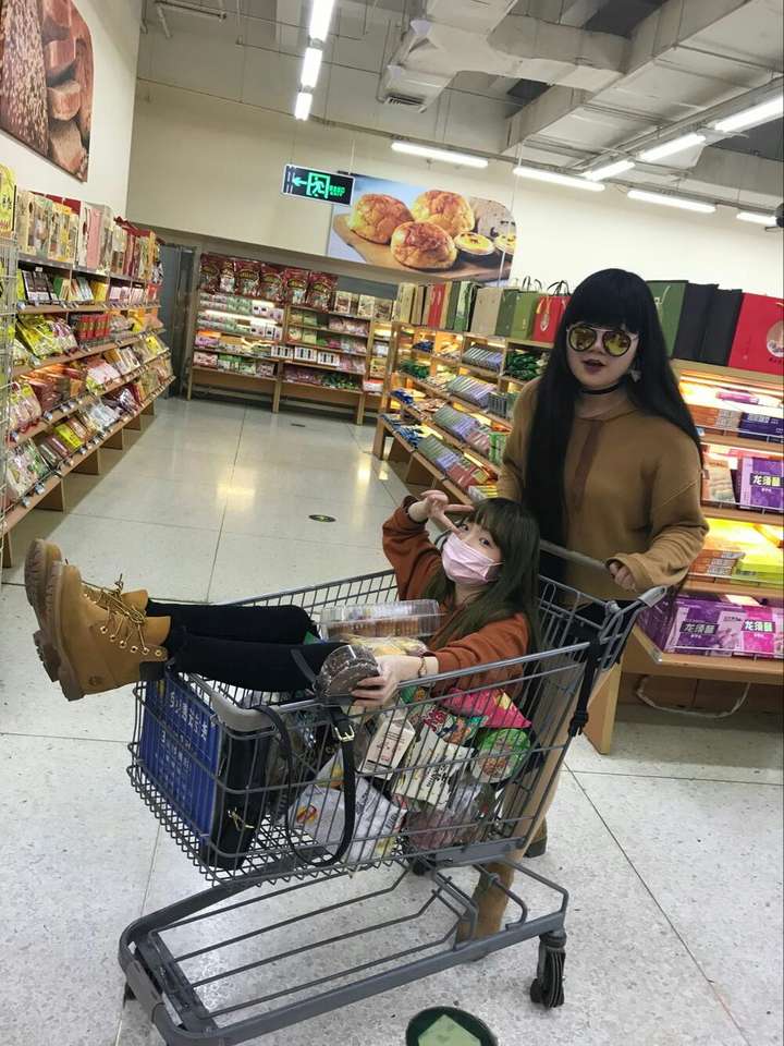 有些女生喜欢坐在超市的购物车里,这是一种怎样的体验
