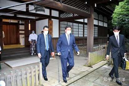 8月13日,日本经济再生大臣西村康稔,防卫大臣岸信夫先后参拜靖国神社