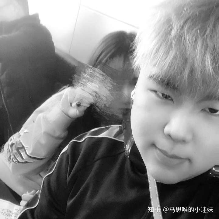 起飞前一个小时 在机场抽烟室偶遇了dzknow 和melo knowknow就坐我的