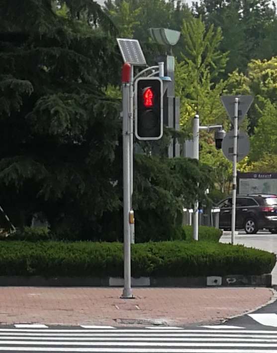 东财南门那个人行道红绿灯,后面太阳能板是路灯的,不是信号灯上的