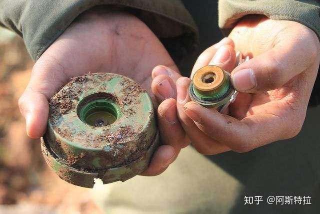 让对方两个人侍候伤员,你把地雷弄成几百克装药,一踩上去人都炸碎了