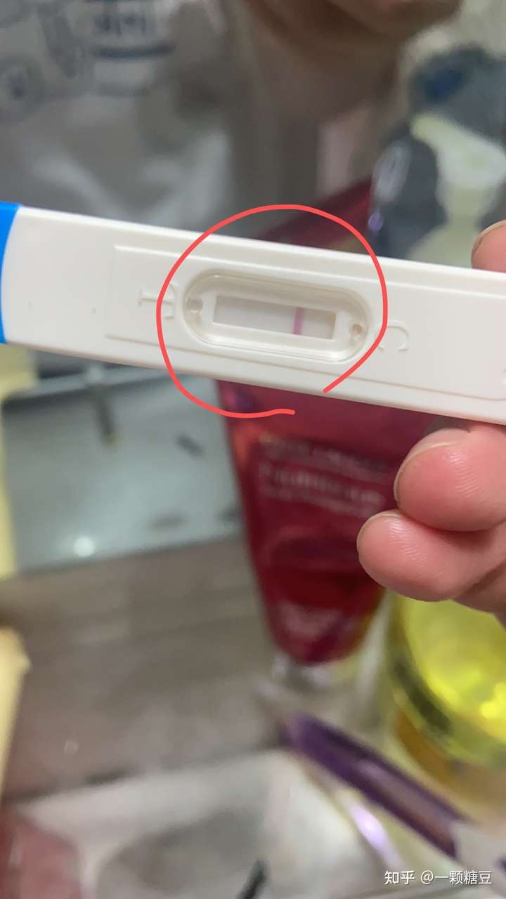 验孕棒上一条杠很明显,一条很浅很浅,可以不怀孕吗?