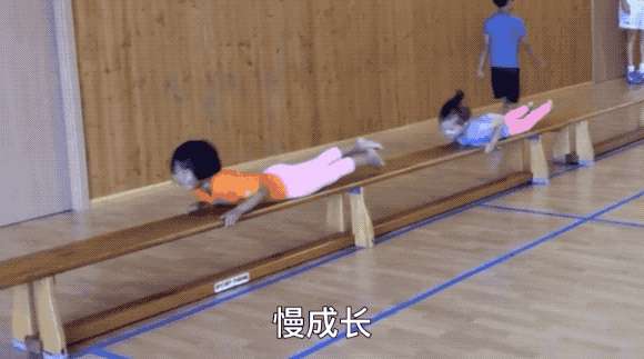 其实这类动作对孩子大有好处,例如采用类似匍匐的姿势前进,能锻炼臂力