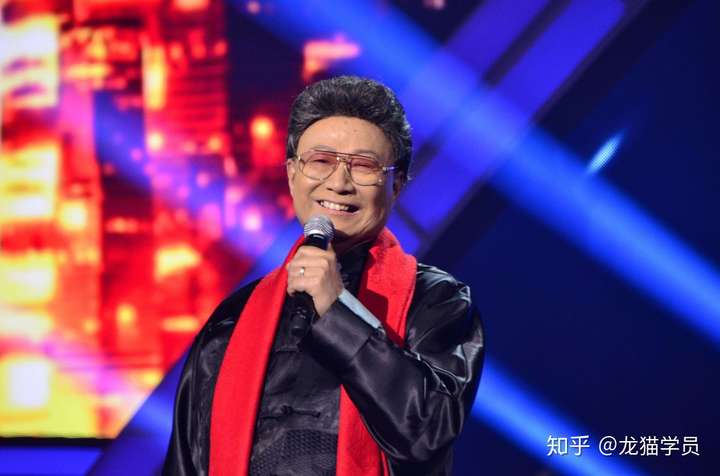 胡军和父母,一家人都长得很像了 更厉害的是他的伯父胡松华,我国著名