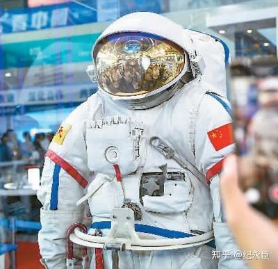 神舟十二号出舱任务中,中国航天员穿的新型「飞天」舱