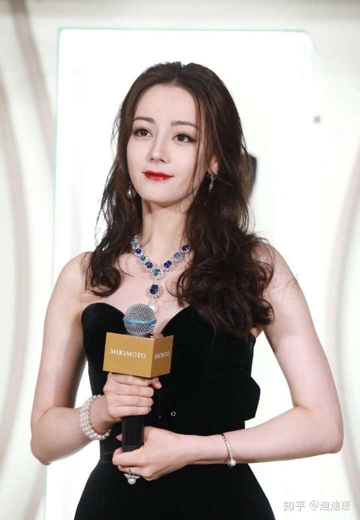 迪丽热巴有哪些出圈神图?