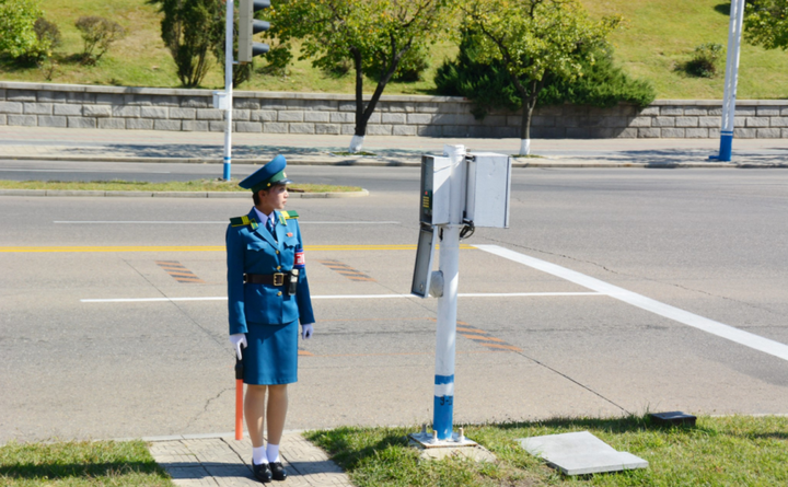 我在平壤横穿马路，遭到朝鲜女交警狂追